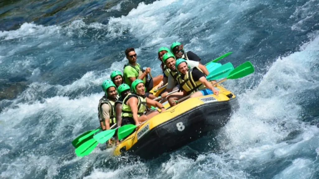 شغوفة بالسفر والاستكشاف