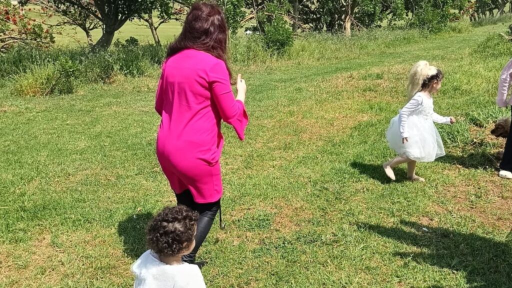 Mère de deux filles, ayant vécu des accouchements naturels grâce à des techniques psychologiques efficaces.